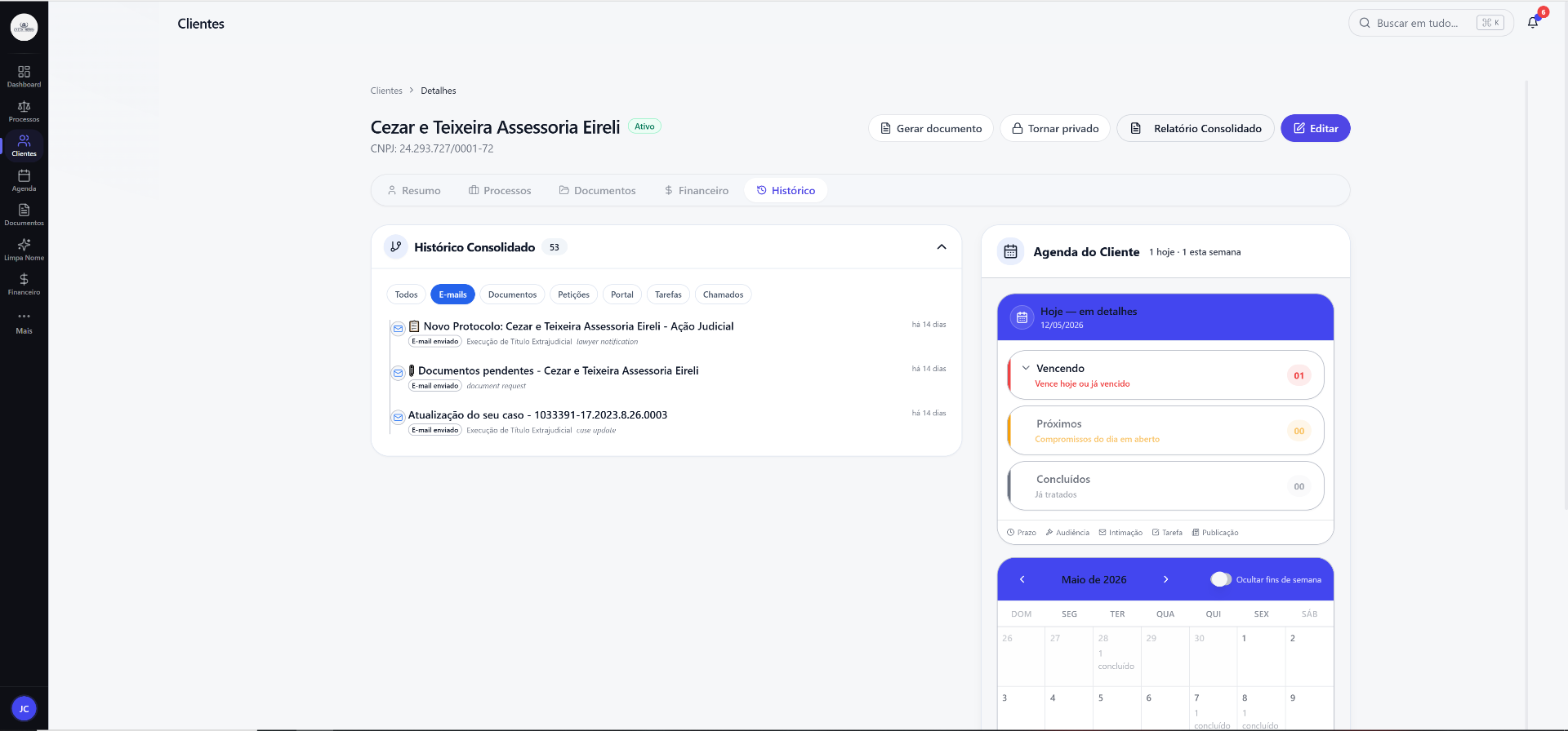 Histórico Consolidado do cliente com aba E-mails e Agenda do Cliente lateral mostrando vencendo, próximos e concluídos com mini-calendário